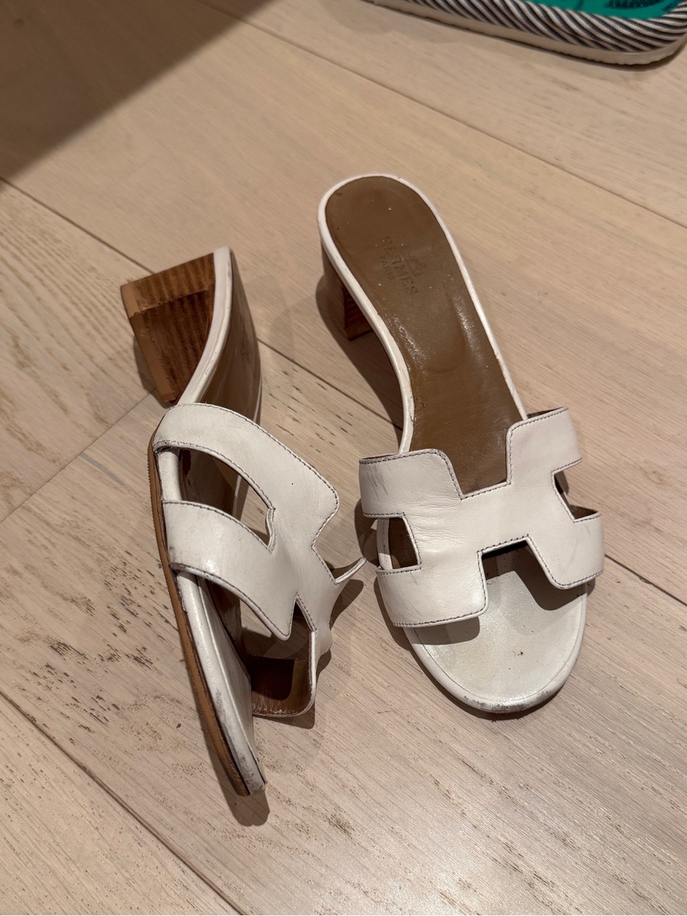 Hermes oasis white sandals